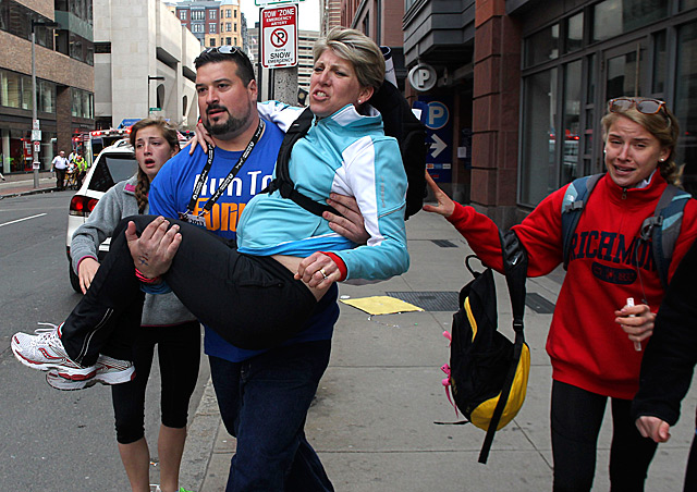 Former NE Patriot Joe Andruzzi Helps Another Runner At The Boston Marathon